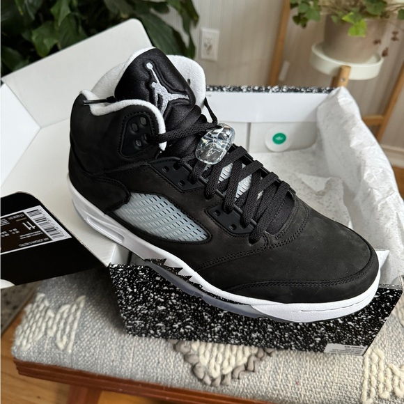 Nike Black and White Athletic Shoes - Picture 3 of 10